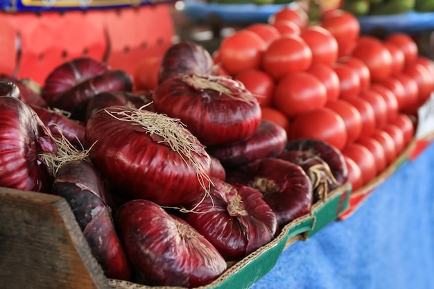 Cebolla roja fresca en primer plano del mercado