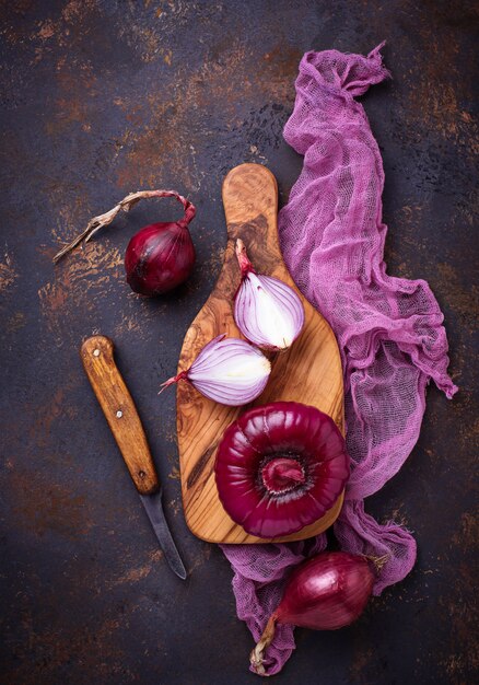 Cebolla roja en viejo fondo oxidado.