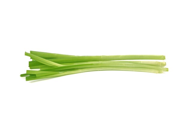 cebolla verde aislada sobre el fondo blanco