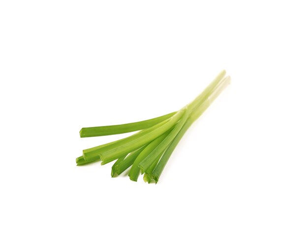 cebolla verde aislada sobre el fondo blanco