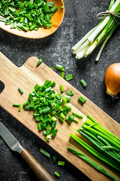 Cebolla verde cortada en una tabla de cortar con cebolla