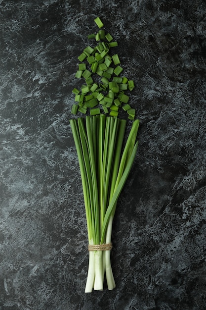 Cebolla verde fresca sobre ahumado negro