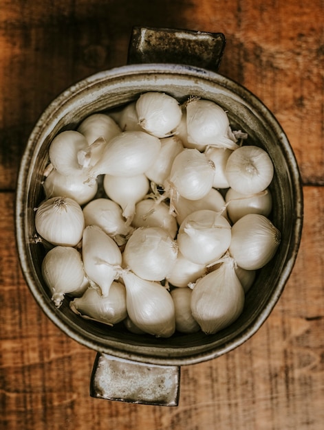 Cebollas blancas crudas en una olla