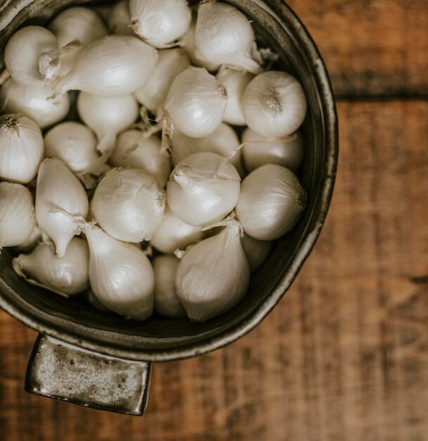 Cebollas blancas crudas en una olla