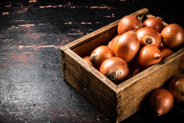 Cebollas en una caja de madera