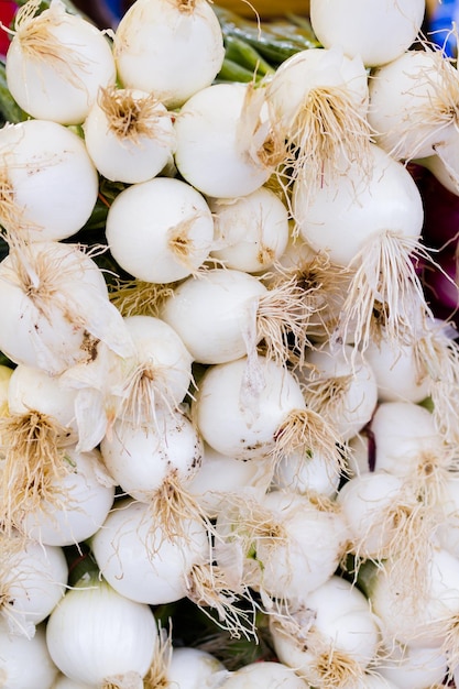 Cebollas frescas en una gran pila en el mercado de agricultores local.