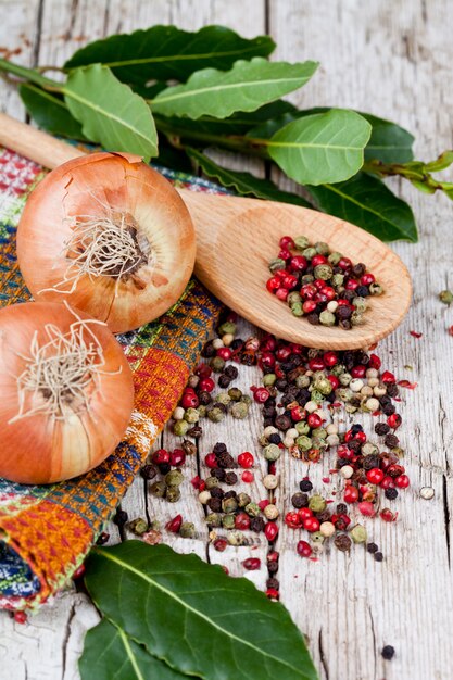 Cebollas frescas, granos de pimienta y hojas de laurel