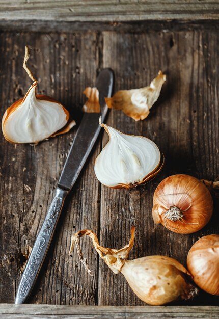 Cebollas frescas en la mesa de madera rústica.