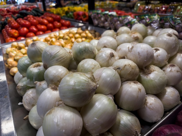 Cebollas frescas en el supermercado Verduras y frutas expuestas para la elección del consumidor Hortifrutti brasileño