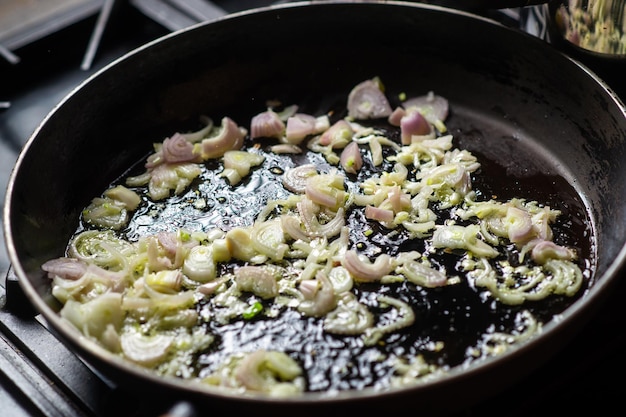 Las cebollas se fríen en una sartén Preparación para cocinar