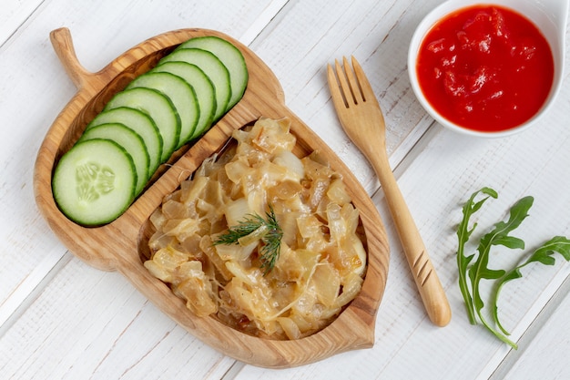 Cebollas fritas con queso en un plato de madera con forma de bellota