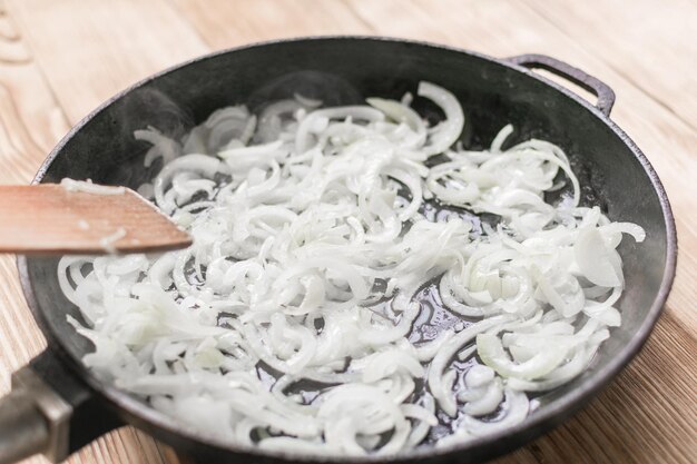 Cebollas fritas en una sartén Asar la cebolla picada en aceite