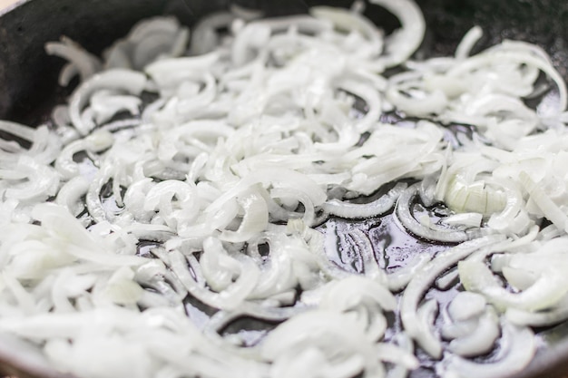 Cebollas fritas en una sartén Asar la cebolla picada en aceite