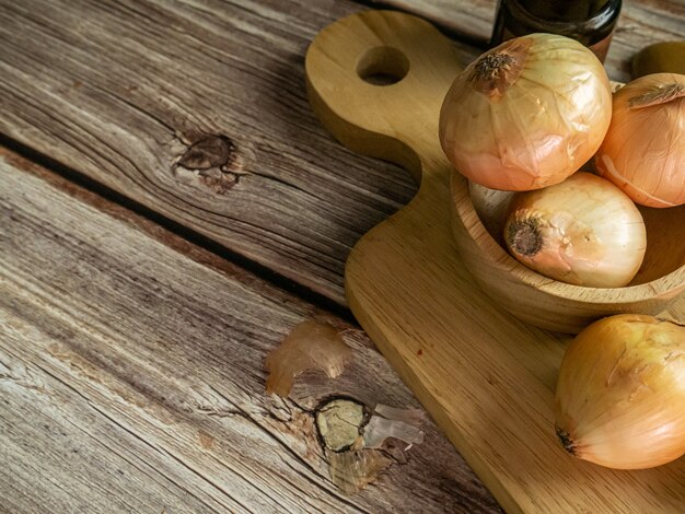 Las cebollas en la mesa de madera para alimentos o concepto de cocina.