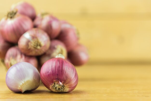 cebollas en la mesa de madera de fondo de cebolla marrón, borrosa