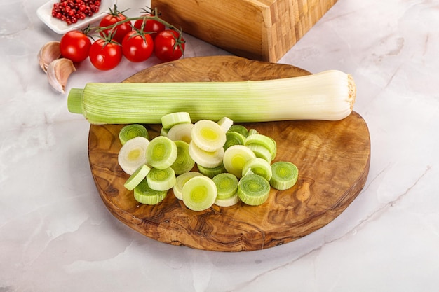 Cebollas de puerro maduras en rodajas sobre la mesa