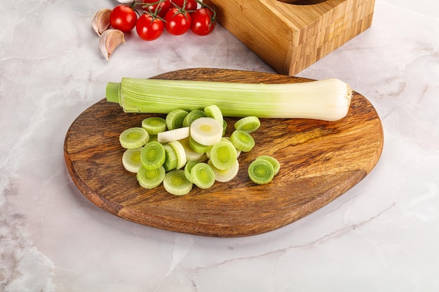 Cebollas de puerro maduras en rodajas sobre la mesa