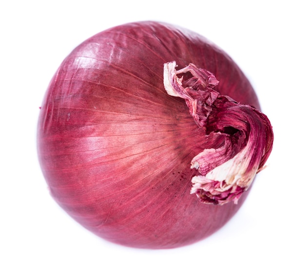 Cebollas rojas aisladas en blanco