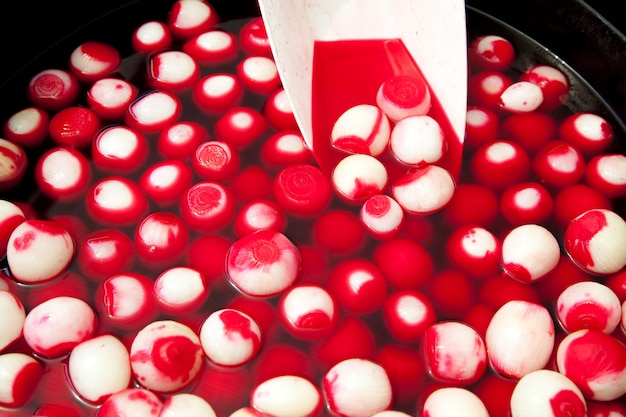 cebollas rojas en escabeche en el mercado