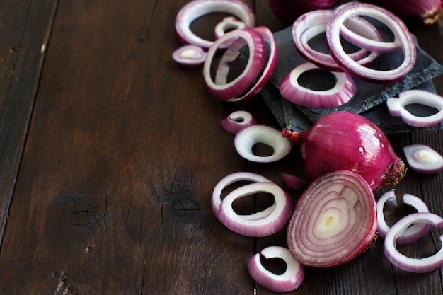 Cebollas rojas en una mesa de madera de cerca