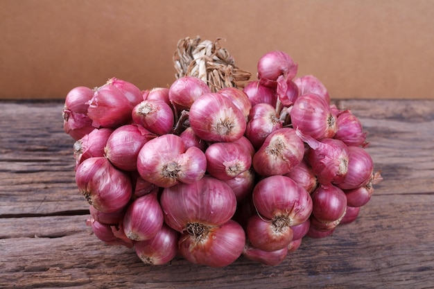 Cebollas rojas en mesa de madera