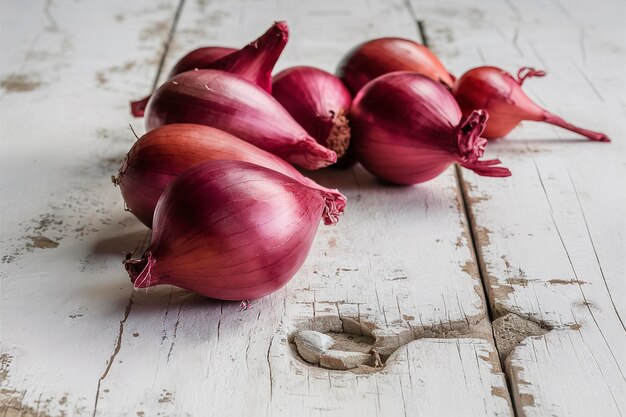 cebollas rojas en una vieja mesa de madera blanca