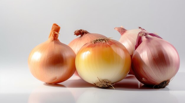 Cebollas sobre un fondo blanco.