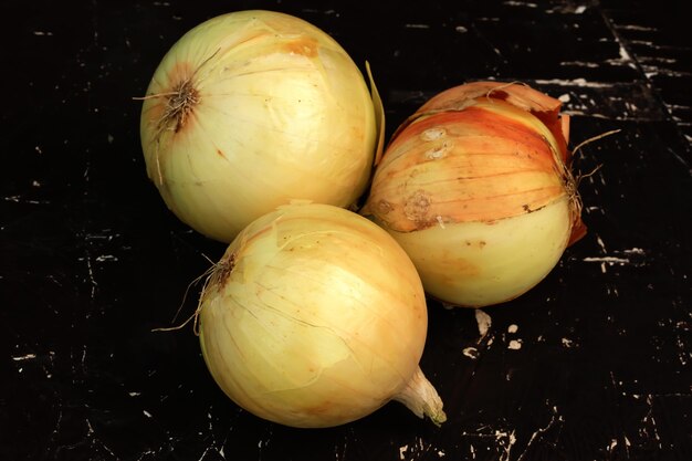 Cebollas sobre fondo de madera vieja