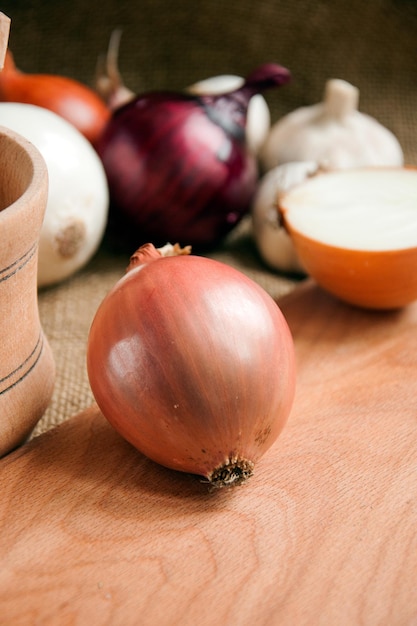 Cebollas en una tabla de cortar