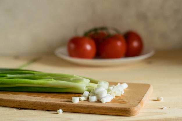 Cebollas y tomates verdes frescos