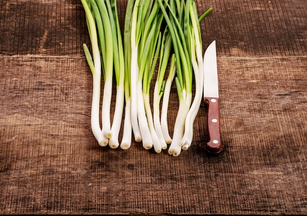 Cebollas verdes cortadas en rodajas