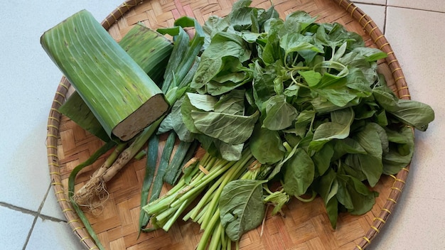 Cebolletas, tempeh y espinacas