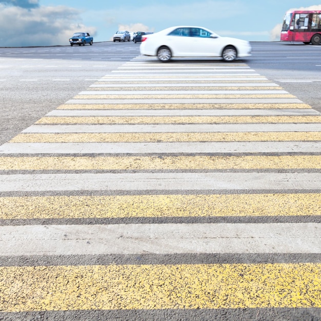 Cebra de paso de peatones en la carretera