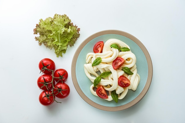 Cecil-Weichkäse mit Basilikumblättern und frischen Tomaten, Ansicht von oben