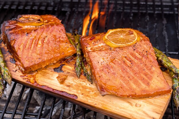 Cedar tablón salmón con limón a la parrilla