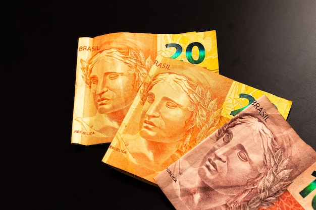 cédulas de dinheiro brasileiro reais isoladas em superfície escura