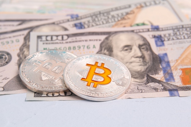 Cédulas de dólares americanos e bitcoin criptomoeda