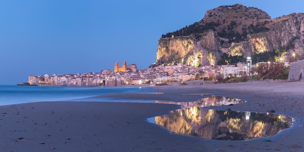 Cefalu bei Sonnenuntergang Sizilien Italien