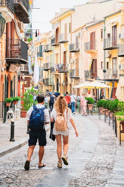 Cefalu, Italia - 26 de septiembre de 2017: Pareja en la calle de la ciudad de Cefalu, región de Palermo, isla de Sicilia en Italia