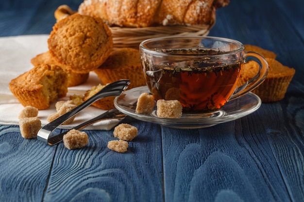 Ceilão chá preto em copos de vidro, croissants frescos, mesa de madeira vintage