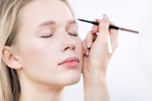 Cejas de maquillaje en el primer plano del estudio