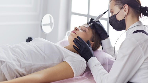 Las cejas microblading fluyen en un salón de belleza