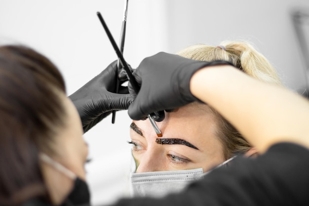 Foto cejas el proceso de crear cejas perfectas.