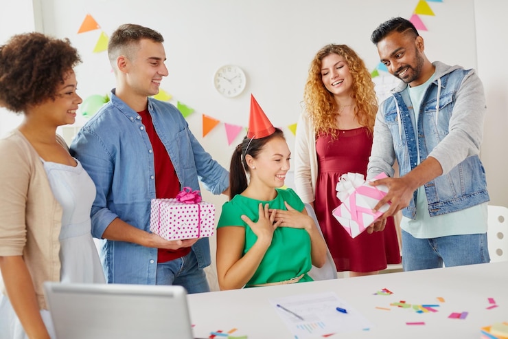 Foto celebração corporativa e conceito de pessoas equipe feliz com presentes saudação colega no escritório festa de aniversário