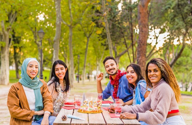 celebração de ano novo em grupo diversificado com reunião de roscon de reyes e festa com diversão