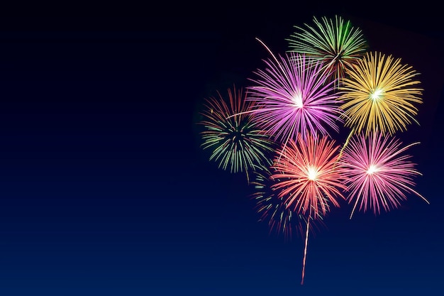 Celebração de fogos de artifício coloridos e o céu crepuscular