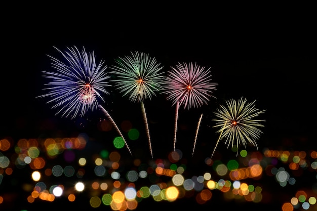 Celebração de fogos de artifício coloridos e o fundo da luz noturna da cidade