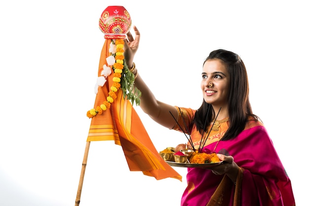 Celebração de Gudi Padwa - casal indiano inteligente realizando puja no ano novo hindu, isolado sobre fundo branco