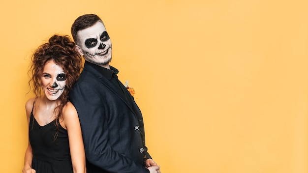 Feche O Retrato Do Halloween De Um Casal Engraçado Casal De Halloween Linda  Mulher Surpreendida Com Chapéu De Bruxa E Fantasia - Foto de Stock - Imagem  de isolado, pares: 161146344