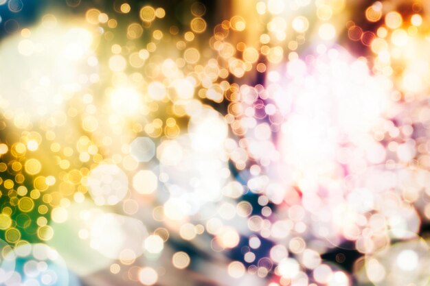Celebração de luz abstrata. Férias de Natal luzes brilhantes coloridas com brilhos, bokeh abstrato turvo e brilhante de Natal